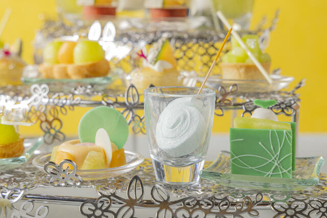 「メロンとグアバのムース、ギモーヴメロン、メロンショートケーキ」＜期間：2025年5月1日～6月30日＞【【ヒルトン東京お台場】至福の「メロンアフタヌーンティー＆ハイティー」開催！スコーンやサンドイッチも食べ放題！】