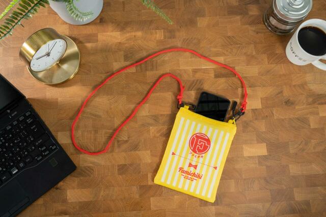 「サコッシュ」＜サイズ：約W142×H180mm＞【“限定ファミチキデザイングッズ”や“3,000円相当のクーポン”入り！「ファミマの福袋2025」数量限定でファミペイWEB予約開始！】　