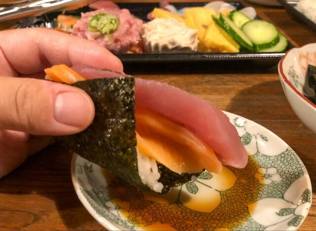 【スシロー　手巻きセット】マグロとサーモンの手巻き寿司。欲張りすぎると海苔が巻けないので、ネタはほどほどに載せるのが良さそうです。