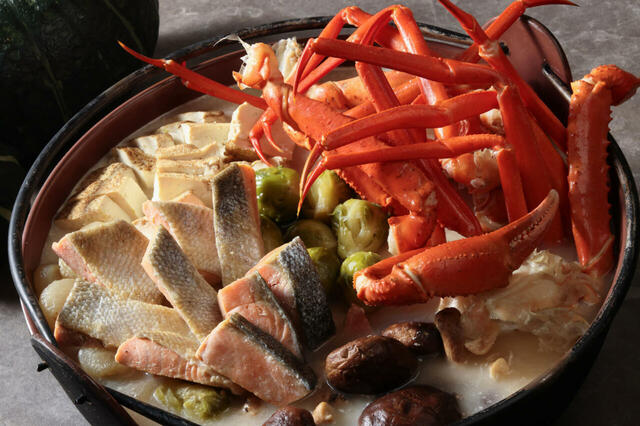 「知床秋鮭のポアレと紅ズワイガニの石狩鍋スタイル」＜期間：2025年9月5日～11月30日＞【イクラ・サーモン・羅臼イカソーメンを丼に！北海道の魅力が詰まった『北海道フェア』が「グランドニッコー東京 台場」に今年も登場！】