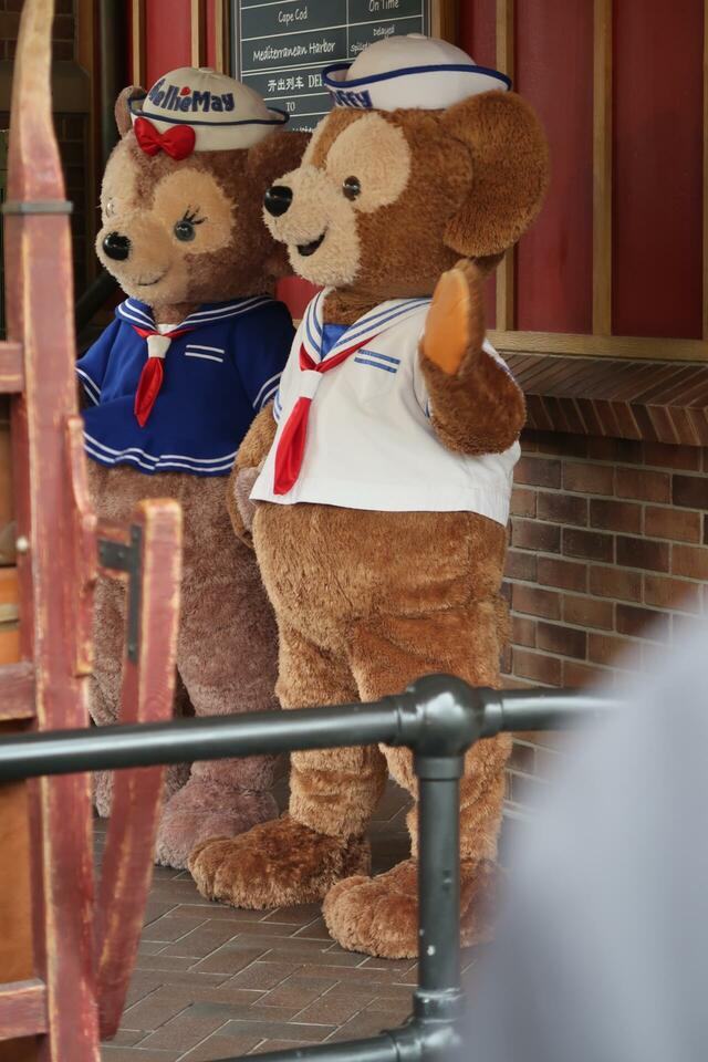 上海DL　ミッキーアベニューの一角でグリーティングするダッフィーとシェリーメイ