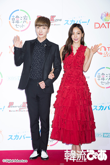 MCのイトゥクとク・ハラ　フォトセッション　4月24日＠千葉・幕張メッセ「Power of K 2016～Korea TV Fes in Japan」　©Digital Adventure