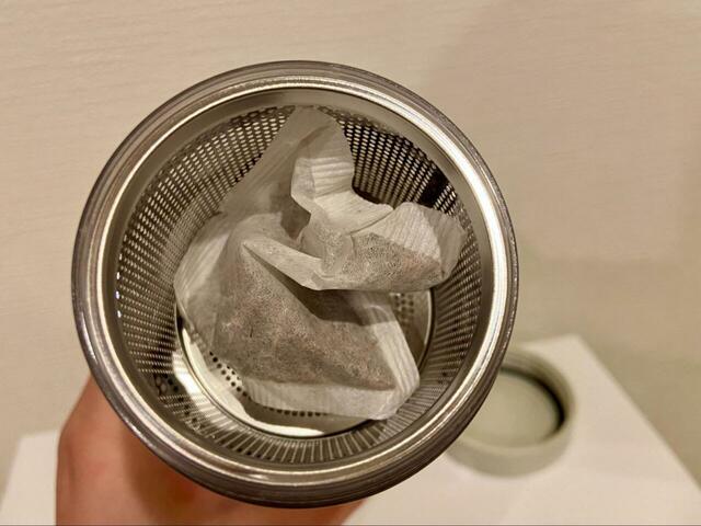 【Vitantonio　ツイスティープラス】使い方1.フィルター側のフタを開けて茶葉を入れます