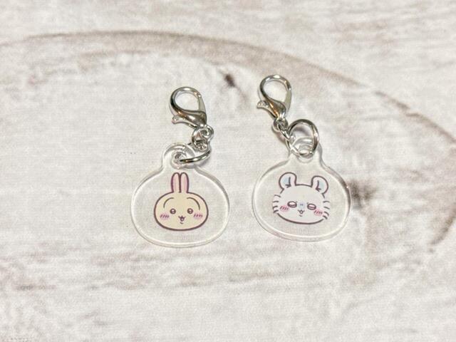 『ちいかわ』×100円ショップ新作グッズ第8弾「ちいかわ プチチャーム2P」人気アイテムだったようで、今回は「うさぎ・モモンガ」のみゲット。人気の高いふたりの組み合わせなのに残っていたのは、もはや奇跡と言っていいレベル！
