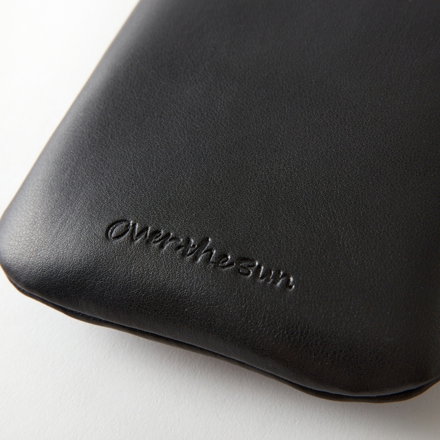 さりげない型押しタイプのロゴ入り