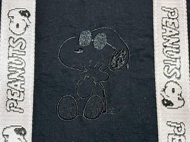 フロントには、サングラスをかけたスヌーピー=「ジョー・クール(Joe Cool)」の刺繍入り