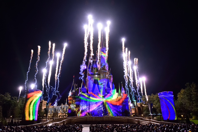 ２５：「ピーターパン」クライマックスのパイロ（花火）の演出 ©Disney