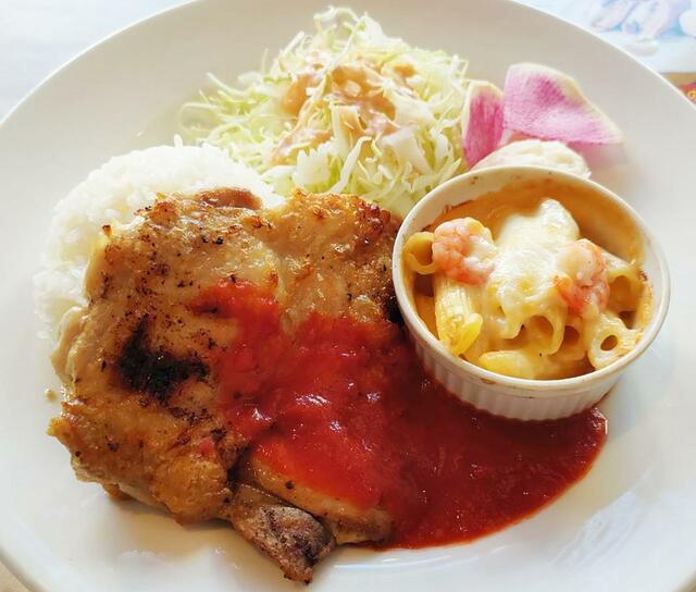 デニーズ「日替わりワンプレートランチ」880円（税込）　※写真は火曜日の「トマトチキン＆海老ペンネグラタン」