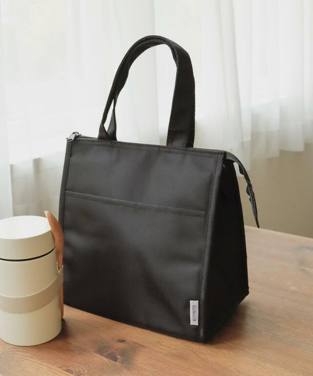 【3COINSの保冷バッグ売れ筋ランキング 1位】「マチ広ランチバッグ」550円（税込）