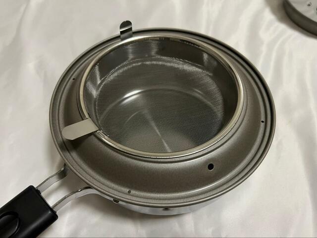 【揚げてお仕舞い】飛びガードに付属の油こし網を載せると、油こしになります