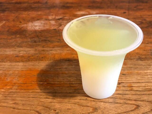 【無印良品 ２層のゼリー 洋梨＆ヨーグルト味】黄緑色の洋梨ゼリーと白いヨーグルトゼリーのコントラストが可愛い