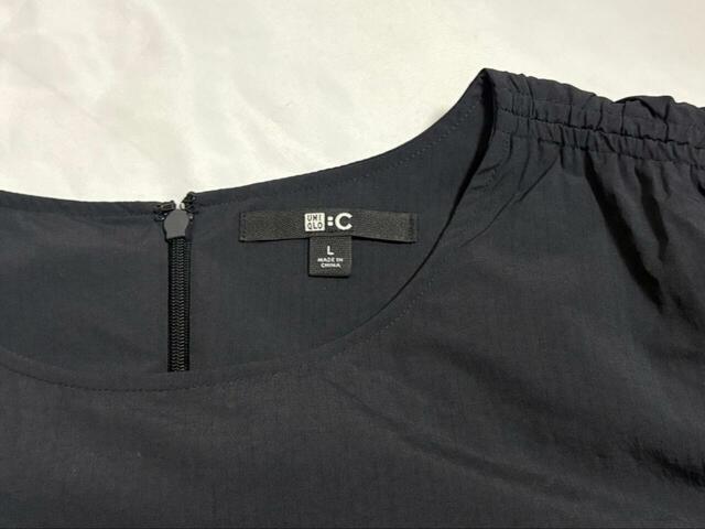 【ユニクロC  ギャザーワンピース／ノースリーブ】首周りは鎖骨下くらいの開き具合。短めのネックレスがきれいに見えます♪