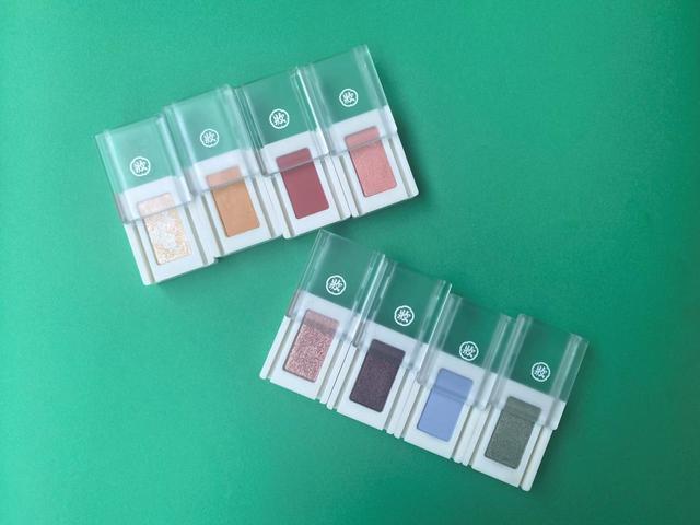 透明なフタで中のシャドウの色味が良く見える