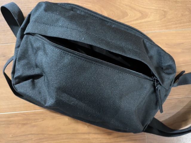 【無印良品 背面ポケット付き　撥水ショルダーバッグ】前面のポケットにも2cmほどのマチがあり、大きく開くので使いやすいです！