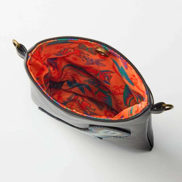 ギターアップリケ付きスマートフォンショルダーバッグ「リメンバー・ミー」｜￥ 5,490 （税込）