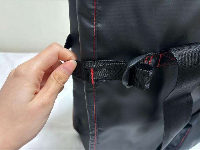 【モンベル タフトートM】荷物が少ないときはストラップを締めてコンパクトに、多いときはストラップを緩めて容量を拡大できます