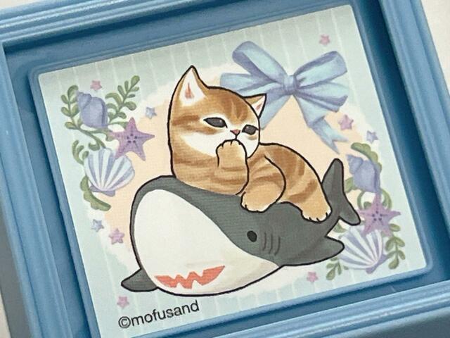 うっとりした表情のにゃんこがかわいすぎ…!背景のストライプもおしゃれ♪