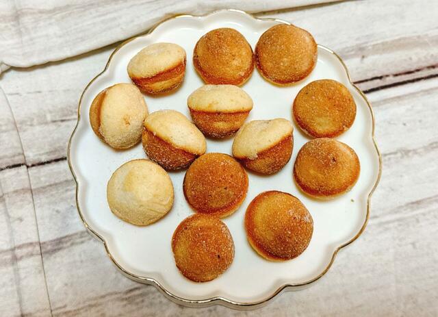 【カルディ ウィンターバッグ/ウィンターボールカステラ】2種類のドライフルーツとシナモンが効いたプチカステラ。シュトーレンのような味わいが◎!