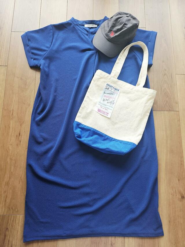 【AMERICAN HOLIC　ジョーゼット半袖タックワンピース】キャップやトートバッグを合わせるとカジュアルな雰囲気に。デニムなどを合わせても良さそう