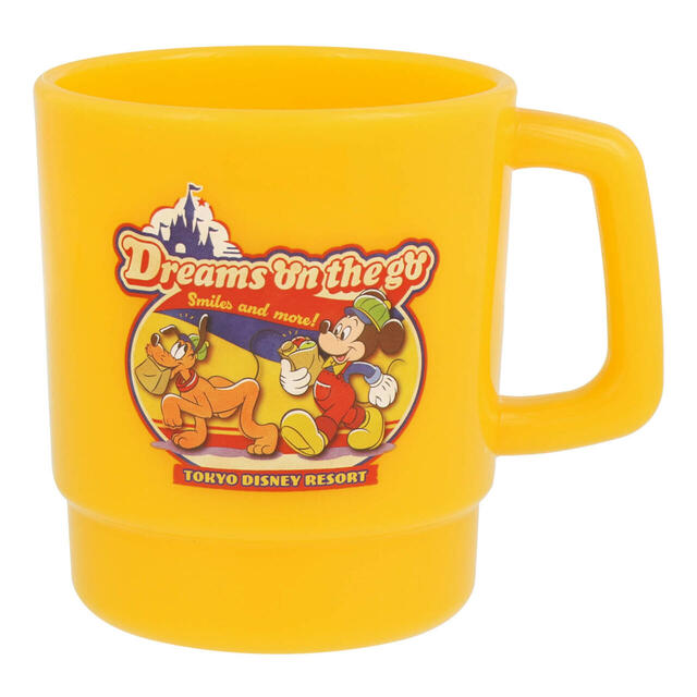 マグカップ 1,000円|ディズニーキャラクターがいっぱいのグロサリーストアをモチーフにしたグッズ|販売店舗:東京ディズニーランド「ホームストア」、東京ディズニーシー「ヴィラ・ドナルド・ホームショップ」|発売日:2024年10月10日(木)