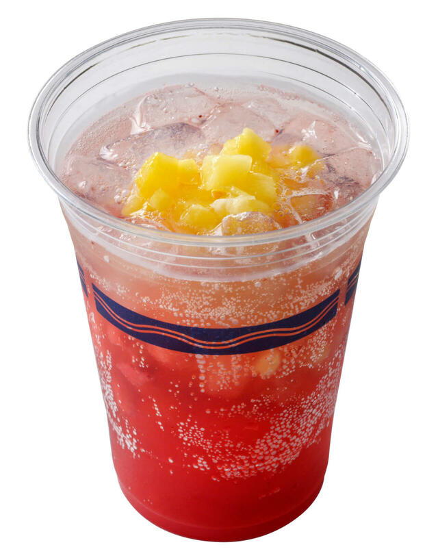 スパークリングカクテル(ラズベリーリキュール&パイナップル) 830円|東京ディズニーリゾート「ディズニー・クリスマス」スペシャルメニュー|販売店舗:東京ディズニーランド「プラザパビリオン・レストラン」|発売日:2024年11月8日(金)〜12月25日(水)