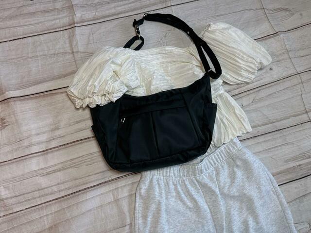 「オフショルトップス×スウェットパンツ」スポーティーコーデに合わせても可愛い♪【しまむら 新作ショルダーバッグ】おすすめコーデ：上品スポーティーなデザインなため、合わせるものを選ばないのもうれしいポイント。