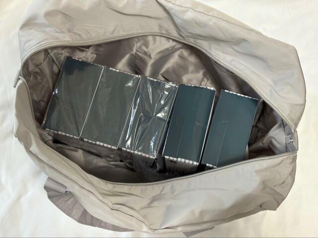 【3COINS 《3WAY》キャリーオン折りたたみバッグ】箱ティッシュを5ついれても余裕があります。スーパーでのまとめ買いにも活躍しそう