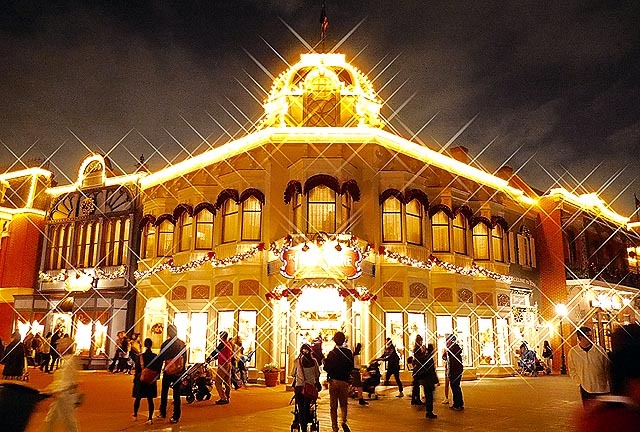 ワールドバザールのホームストアの建物。左右に広がる風景は意外と美しい? ©Disney