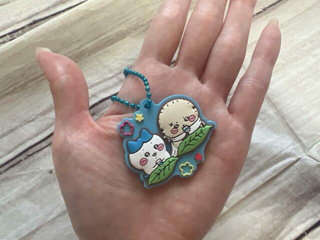 ラバーマスコットのサイズは種類によって異なりますが、大体縦4cm前後、横4〜4.5cm前後です