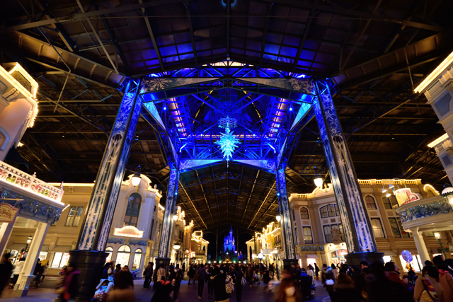 ワールドバザール中央、氷の城をモチーフにしたデコレーションは夜になると青く光り存在感を増します ©Disney