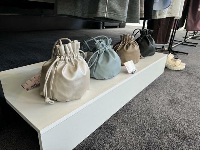 【ワークマン ソフトPUレザー巾着ショルダー】明るい色と組み合わせても爽やかでおしゃれな印象になりそう！2025年4月発売予定です