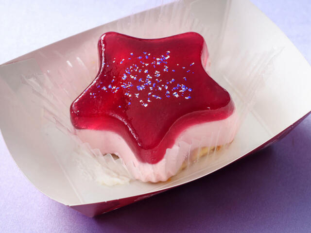 カシスゼリー＆ラズベリームースケーキ 550円｜東京ディズニーシー「ダッフィー＆フレンズのダンシング・スノーフレークス」スーベニア付きメニュー｜販売店舗：東京ディズニーシー「ケープコッド・クックオフ」｜発売期間：2024年11月2日（土）〜2025年1月14日（火）