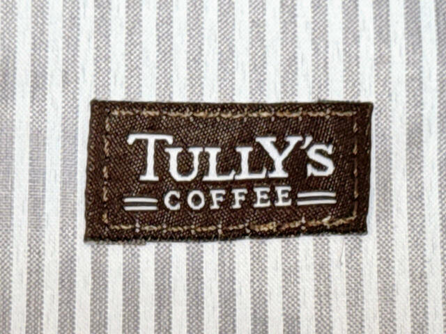 フロント右下部には、ブラウンの「TULLY'S COFFEE」の織りタグ付き