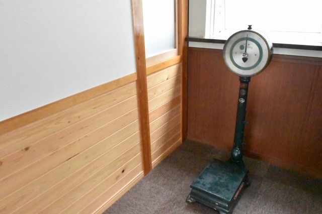 体重計も歴史を感じる