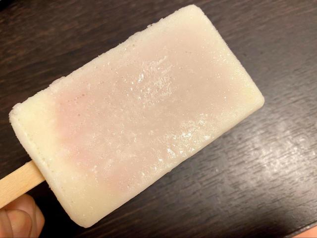 【ファミリーマート 北海道産練乳のいちご氷バー 】バニラアイスキャンディといちごのかき氷のアイスです
