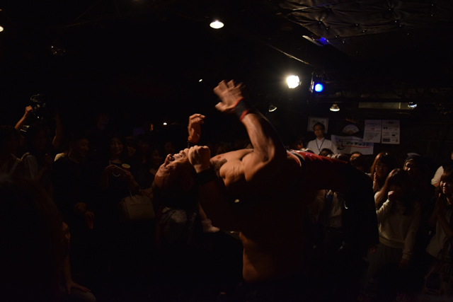 リーマンマッチョに裸エプロン「劇団マッチョ」いよいよデビュー