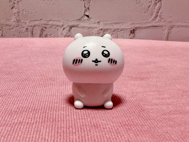 【ちいかわ:インテリアミニフィギュア3】目を輝かせているちいかわ、何を見つけたのかな?