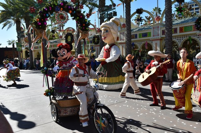 自転車に乗って帰るミニー