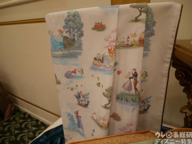 マルチクロス 4,500円｜「ファンタジースプリングス」の壮大な美しい世界観をテーマにしたグッズ｜販売店舗：東京ディズニーシー「エンポーリオ」｜発売日：2024年5月28日（火）