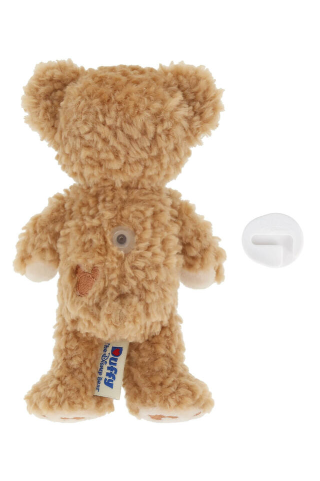 スマートフォンぬいぐるみ〈PlayCharm〉 3,200円|おでかけの準備をしたり、おさんぽしているダッフィーがデザインされたグッズ|販売店舗:東京ディズニーシー「マクダックス・デパートメントストア」|発売日:2025年6月3日(火)