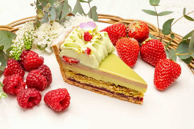 【キル フェ ボン「花かんむりのタルト ～ピスタチオと赤いフルーツ～」】piece ￥961 ／甘酸っぱいグリオットジャムとじっくり焼き上げたピスタチオマドレーヌがベース