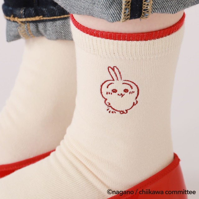 【ちいかわ×靴下屋】レイヤード風ソックスにさりげなく線画の刺繍が両外側に入った靴下