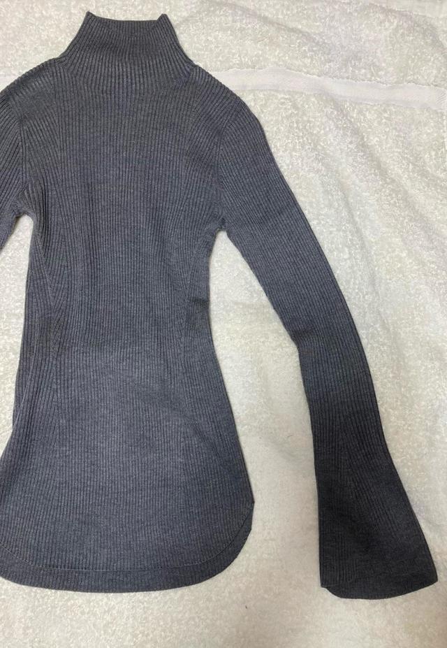 【ユニクロ　3Dリブハイネックセーター】セーターそのものにくびれが入っています