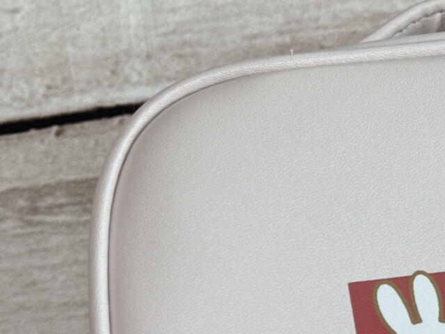 素材はPVC合皮。高級感のあるレザー調の生地がGood！淡いピンクがかわいい♪