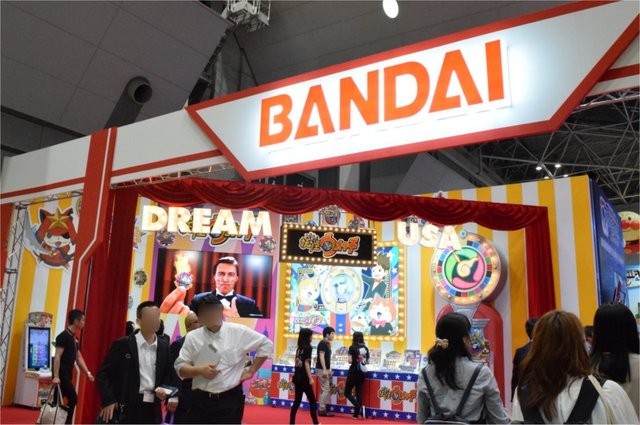 『東京おもちゃショーショー2016』のバンダイブース。入口からジバニャンたちがお出迎え。