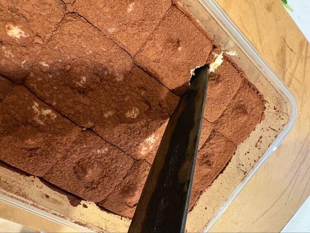 【ロピア 天使のふんわりティラミス】 包丁でカットを試みますが、とにかく柔らかくて分けるのが難しい！ティラミスらしい滑らかさ◎