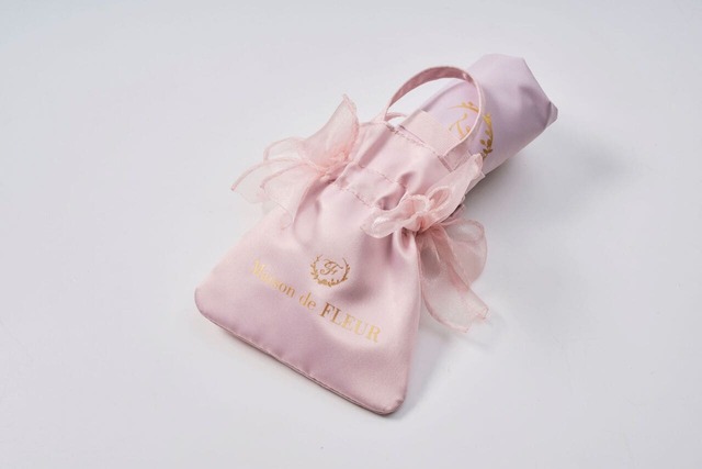 【メゾン ド フルール ミニミニトートポーチ（ピンク）】ミニミニトートのリボンはオーガンジー素材