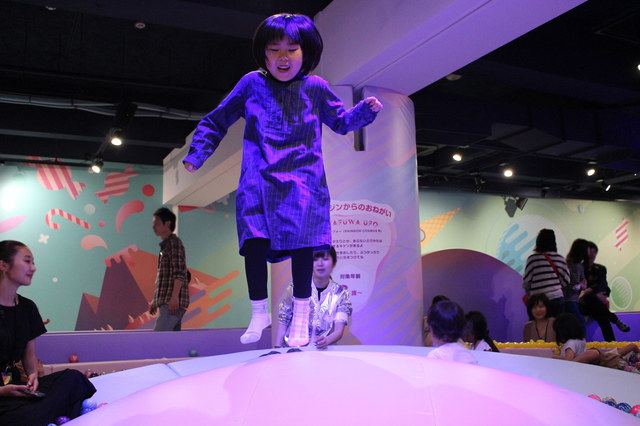 トランポリンは子どもたちに人気