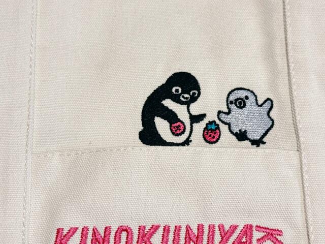 【紀ノ国屋×Suicaのペンギン】「ビッグトート いちご」Suicaのペンギンの刺繍は、フロントポケット上部に施されています。子ペンギンまで登場している豪華なデザイン！