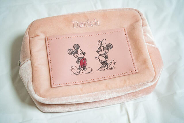 ミッキー＆ミニーをプリントしたパーツはレザー調｜Disney LIFESTYLE BOOK ピンクポーチ＆前髪クリップ by Darich 3,949円